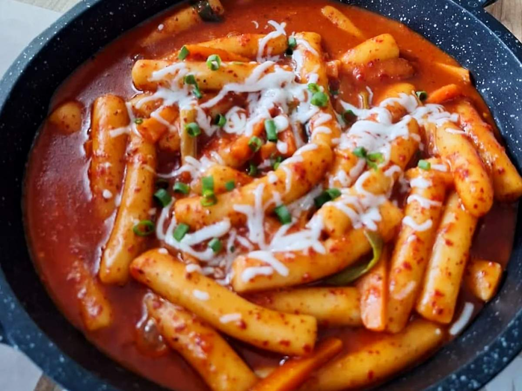 Bolinhos de arroz coreanos tteokbokki em molho picante vermelho, uma das receitas de dorama mais famosas.