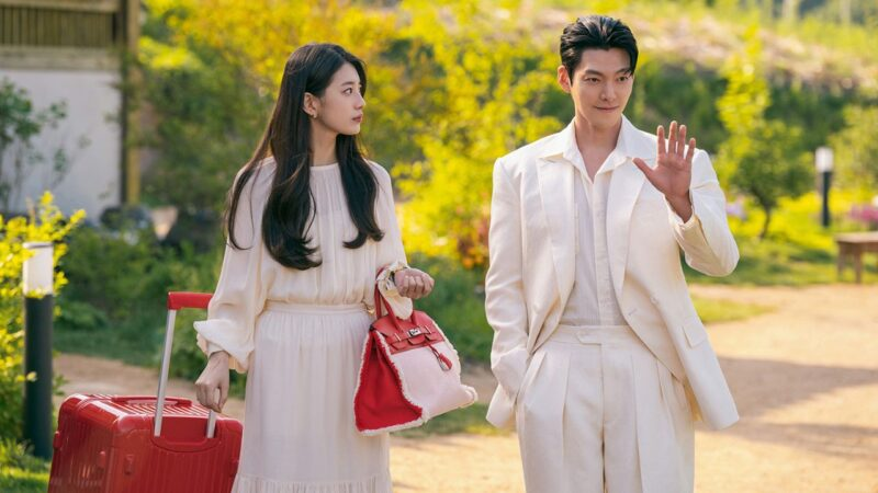 Doramas de Outubri. Bae Suzy olha para Kim Woo-bin, que acena, em uma cena ensolarada do dorama Genie, Make a Wish.