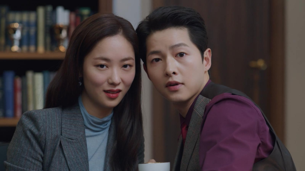 Vincenzo Cassano em cena do dorama, advogado da máfia italiana que retorna à Coreia.