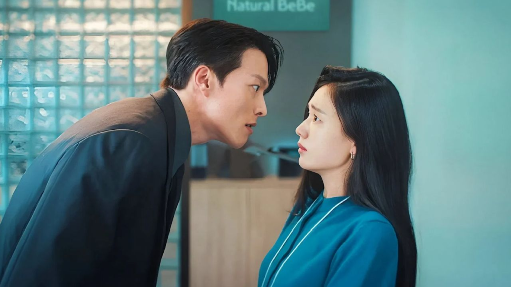 Casal protagonista em cena intensa de dorama romântico de 2025